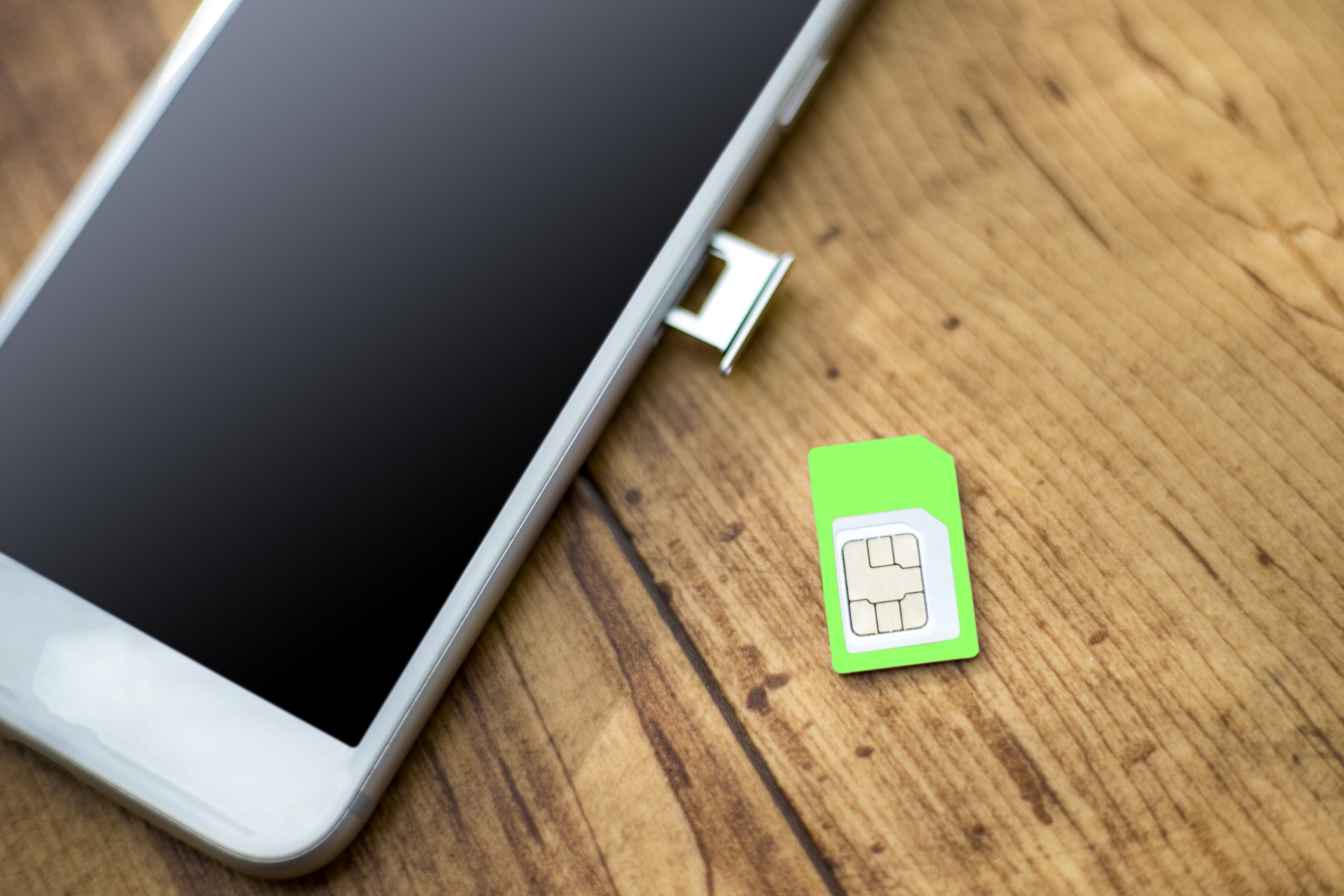 SIMカードとスマートフォンのイメージ