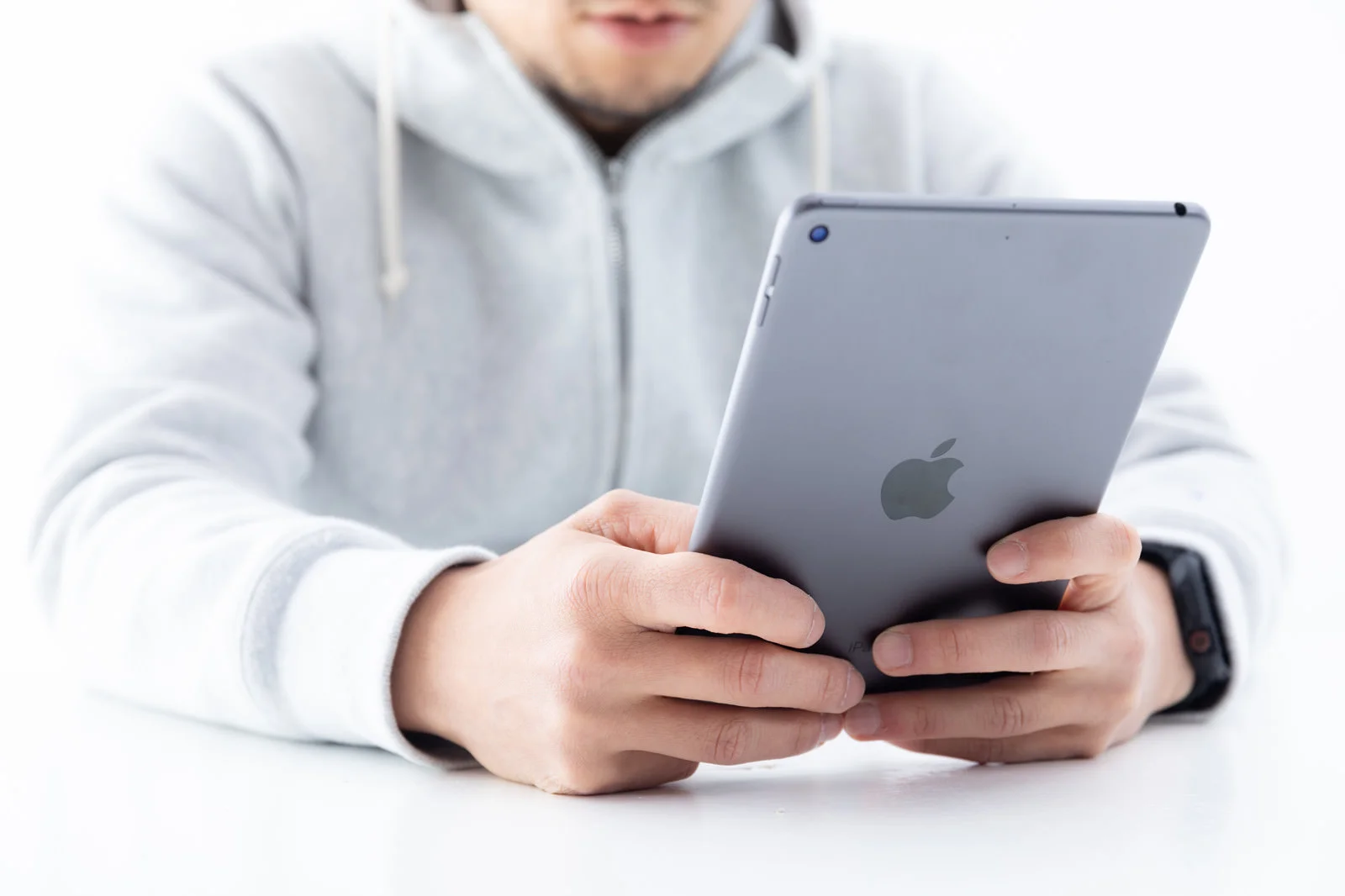 スマホとSIMカードのイメージ画像