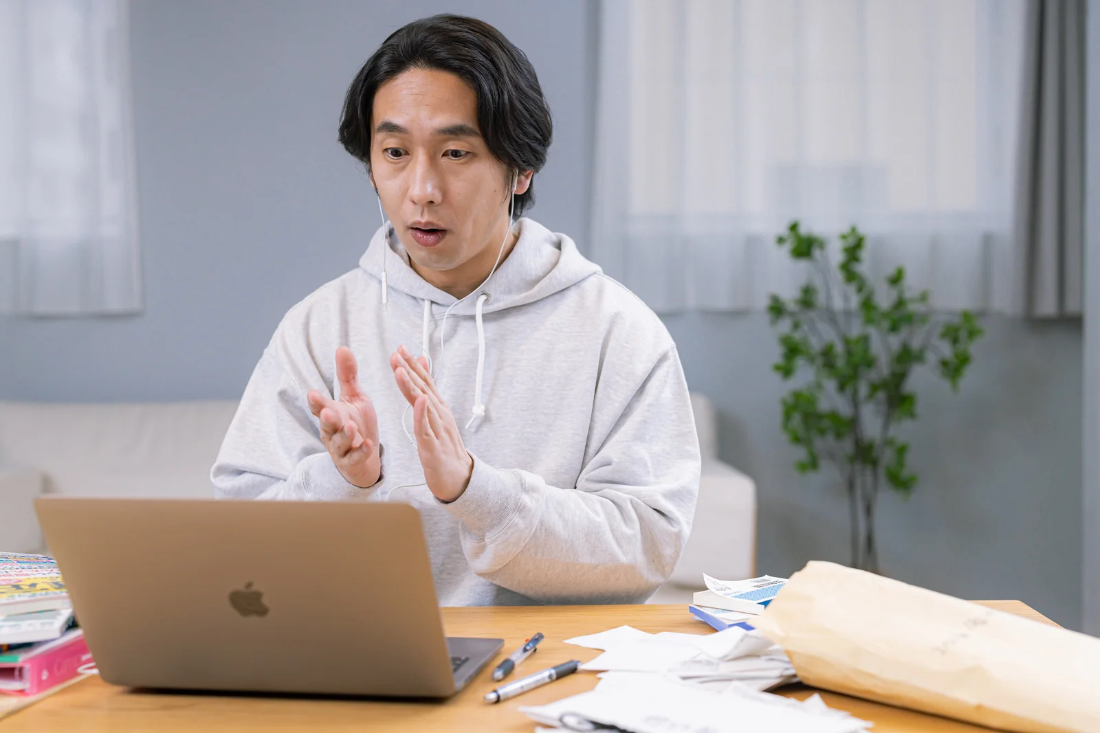 スマホを操作する手元