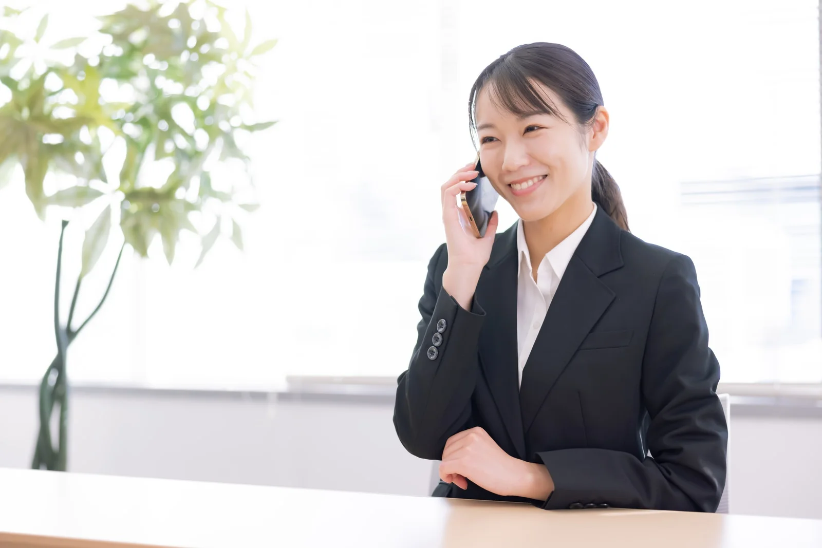 SIMカードとスマートデバイスのイメージ