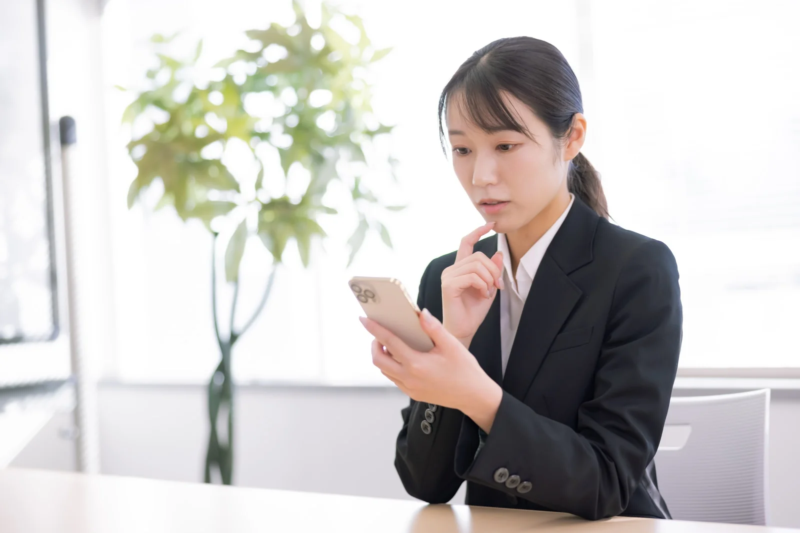 スマホを操作する女性