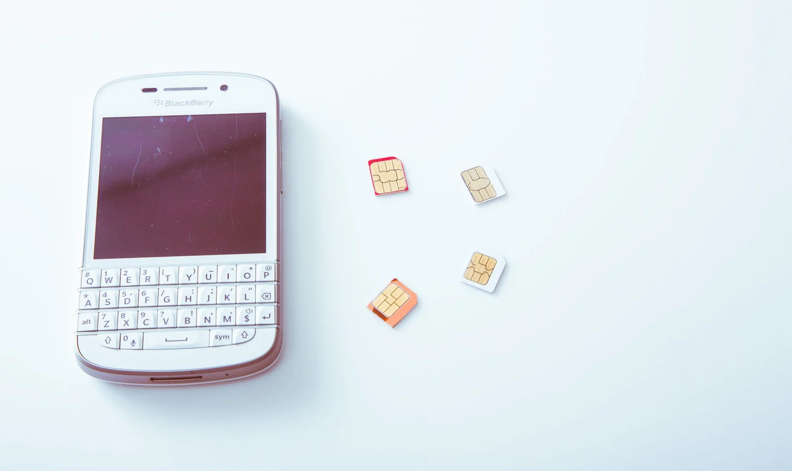 SIMカードをスマホに挿入する手元